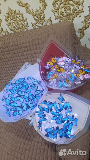 Букет из бабочек, и роз