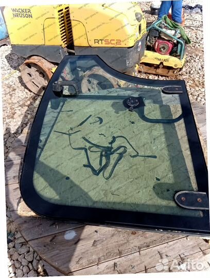 Стекло лобовое верхнее для JCB JS 330 (джисиби )