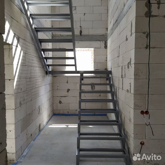 Лестница на металлическом каркасе