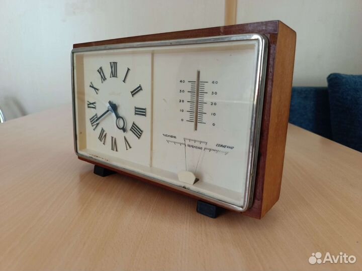 Часы с барометром