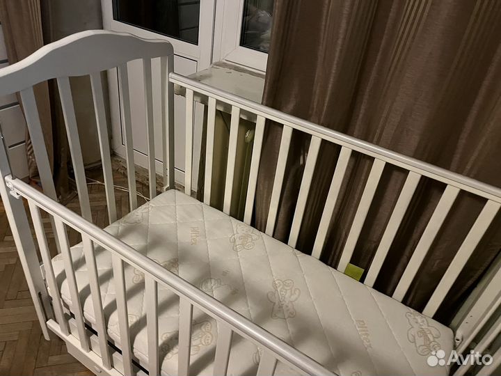 Детская кроватка с маятником и ящиком