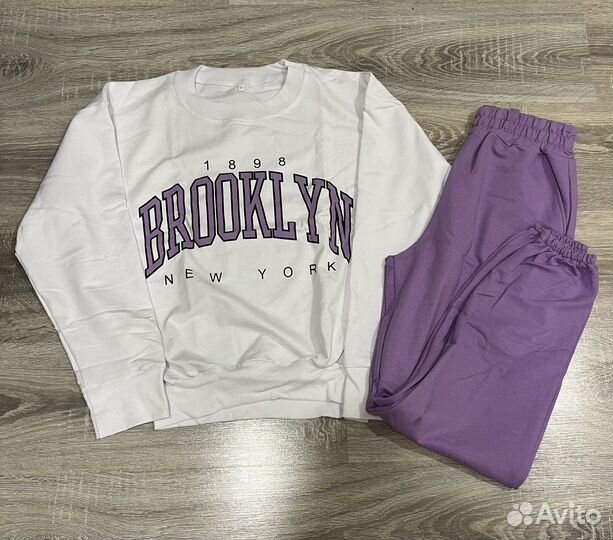 Спортивный женский костюм