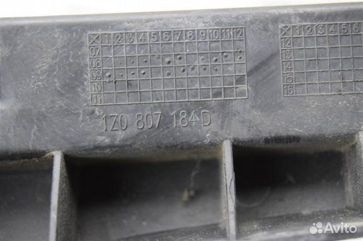 Кронштейн переднего бампера правый Skoda Octavia