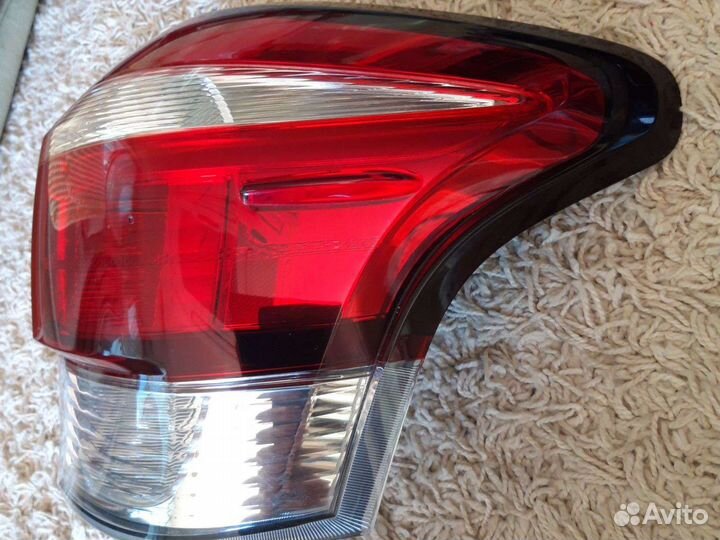 Фонарь задний правый на тойота корола филдер