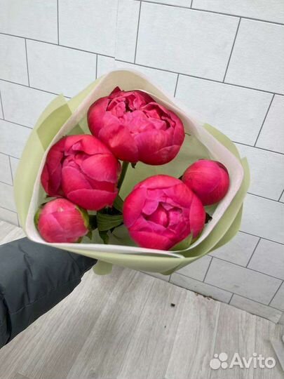 Букеты цветы розы пионы