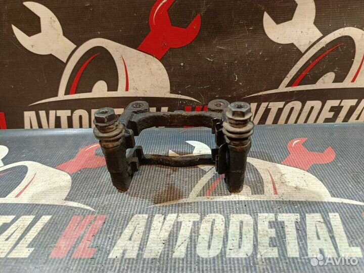 Скоба суппорта задняя левая Opel Astra H 3