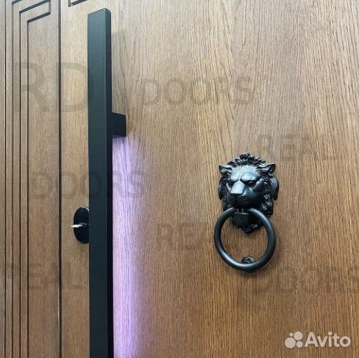 Нестандартная входная дверь с подсветкой