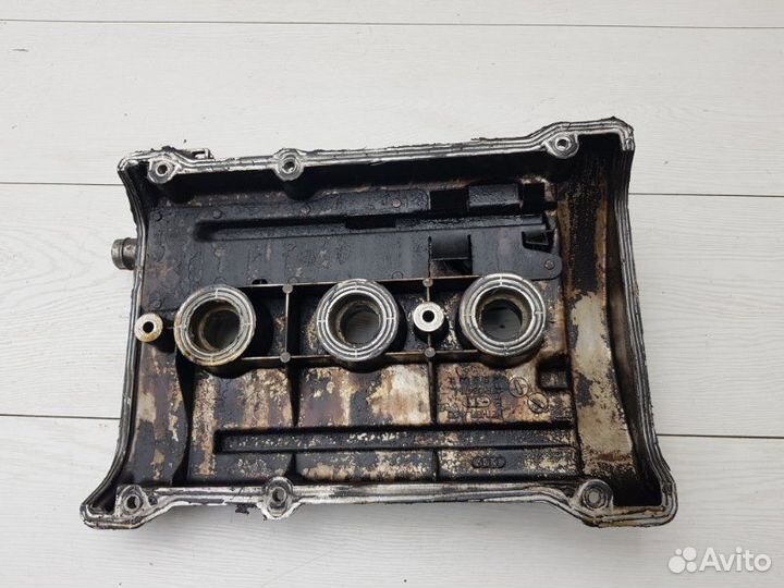 Клапанная крышка левая Audi A6 C5 AHA 1998