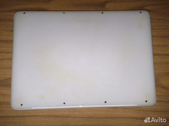 Apple MacBook A1342. 2010