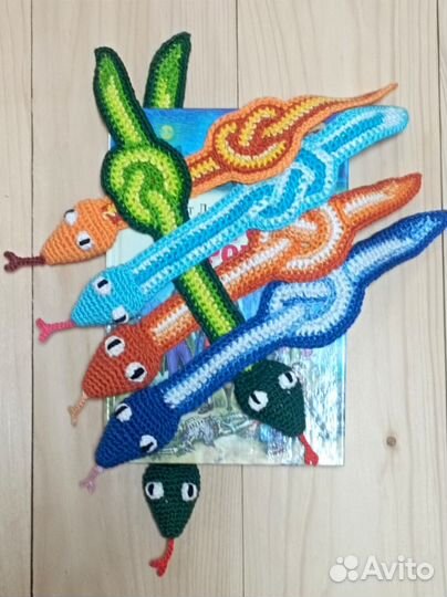 Вязаная закладка для книги змейка / змея вязаная