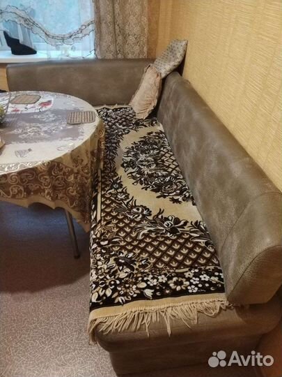 Кухонный стол и диван угловой