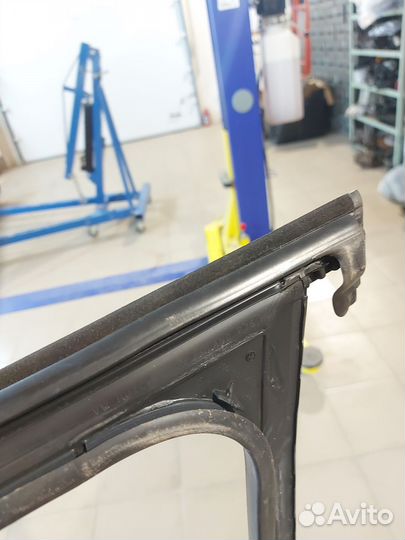 Направляющая правого переднего стекла VW Passat B8