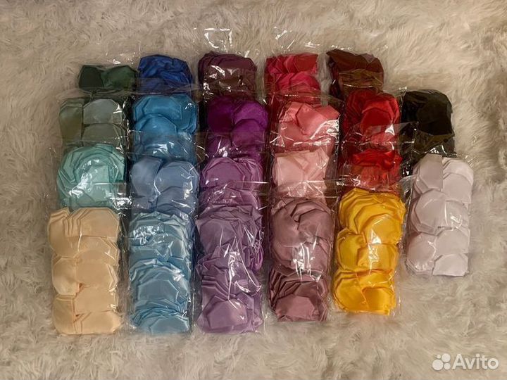 Лепестки роз из атласных лент