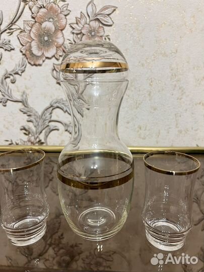 Кувшин с бокалами