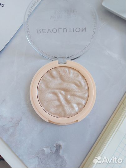 Хайлайтер revolution в оттенке just my type