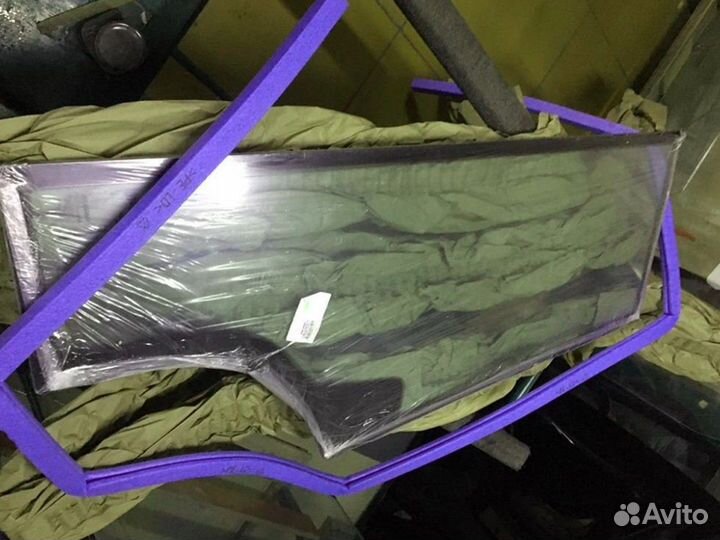 Стекло правое возле стрелы малое New Holland