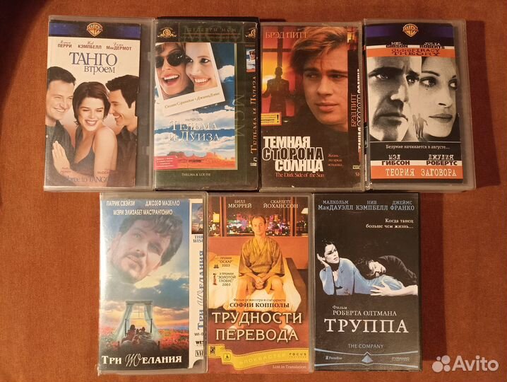 Видеокассеты VHS с фильмами в пластиковых боксах