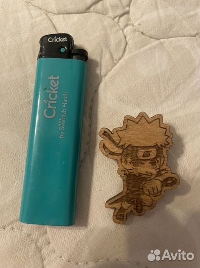 Значок аниме деревянный