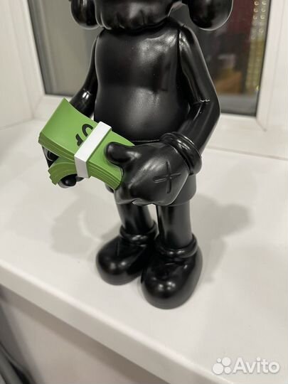 Игрушка kaws с деньгами