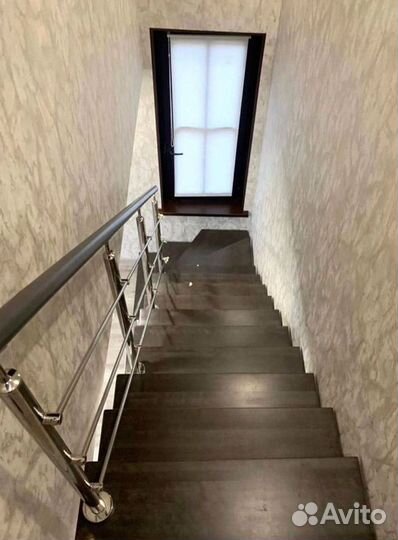 Лестница на металлокаркасе на второй этаж