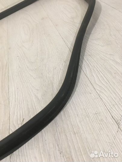Уплотнительная резинка крышки багажника Mercedes