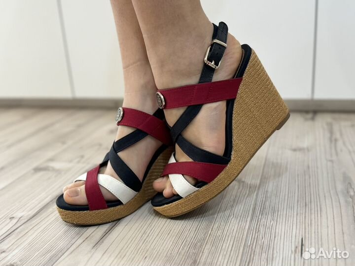 Tommy hilfiger босоножки женские на танкетке 39
