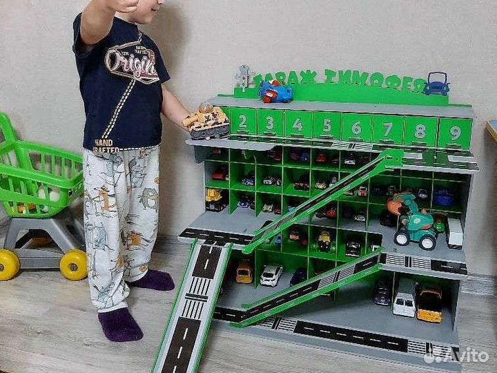 Детский гараж с именем для больших машинок