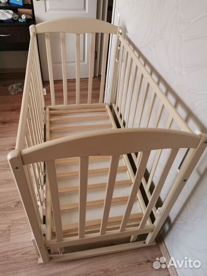 Детская кроватка с маятником и ящиком