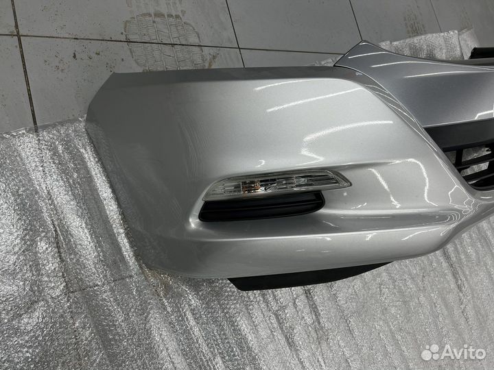 Продам бампер передний на Honda Insight