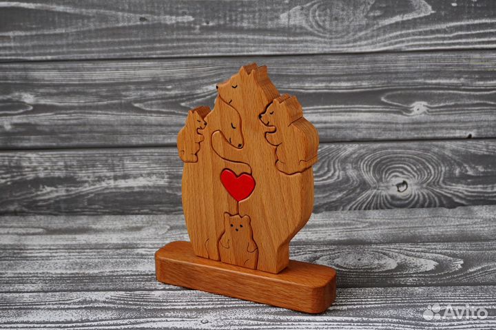 Фигурка из дерева. Семья медведей