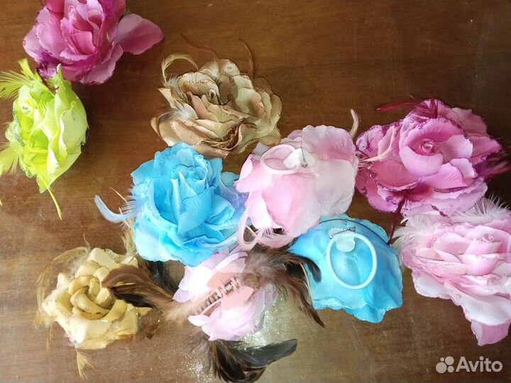 Искусственные цветы на булавке