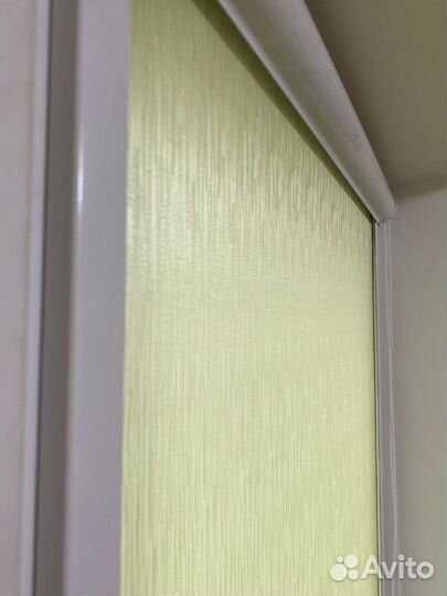 Рулонные шторы в коричневом коробе U5959