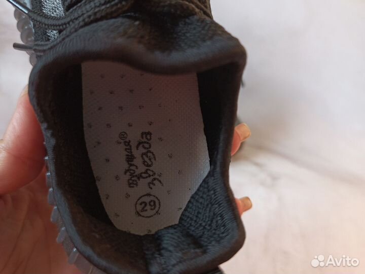 Детские кроссовки изики