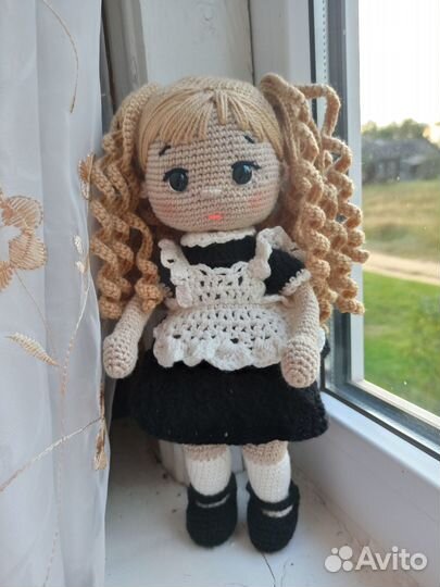Кукла школьница вязанная