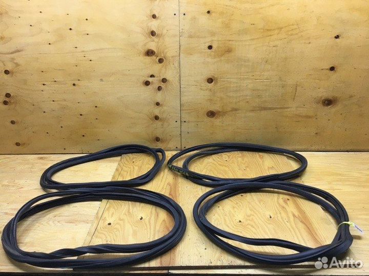 Уплотнитель дверной Toyota Camry SV33 3SFE 1993