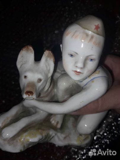 Статуэтка мальчик с собакой
