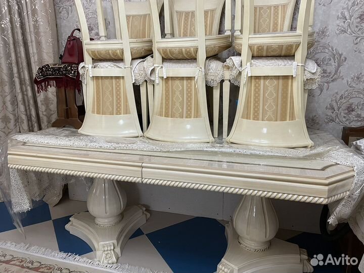 Кухонный стол и стулья
