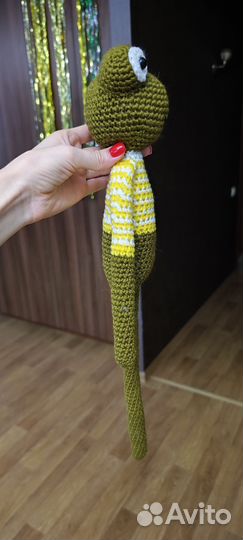 Вязаная игрушка лягушка