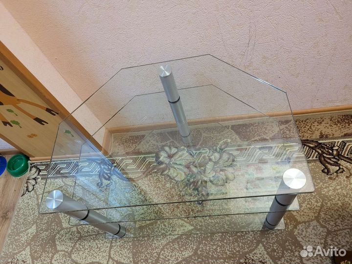 Стеклянный журнальный столик