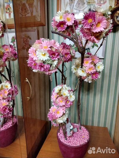 Композиция из искусственных цветов