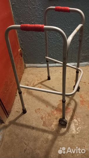 Ходунки для взрослых на колесиках