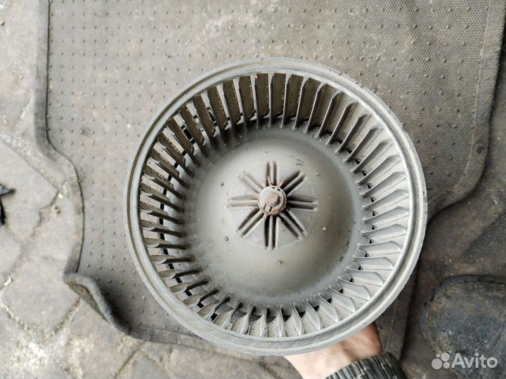 Моторчик печки митсубиси каризма 1999г