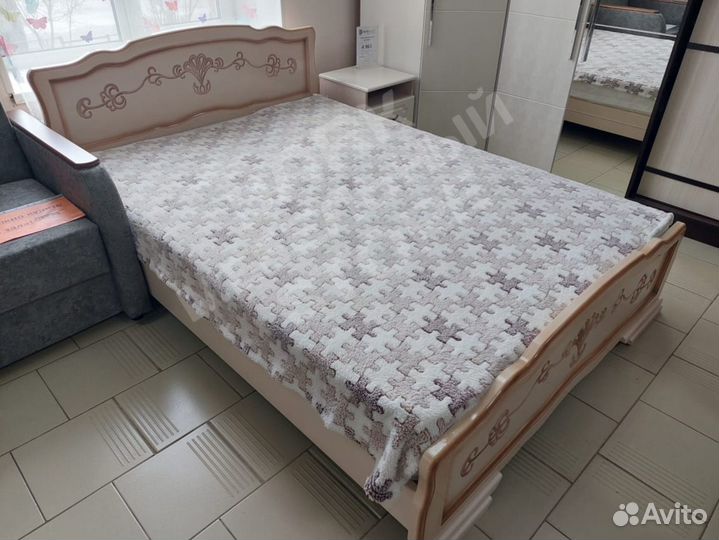 Кровать массив