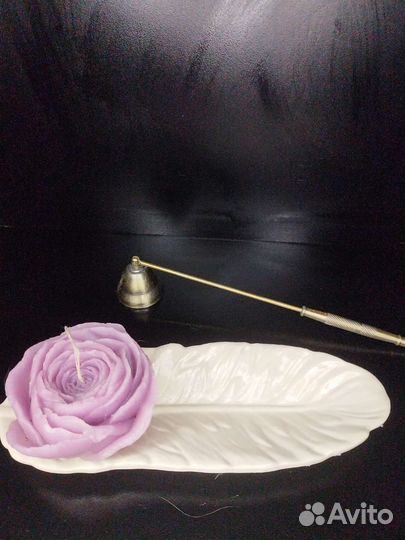 Восковые свечи в подсвечниках