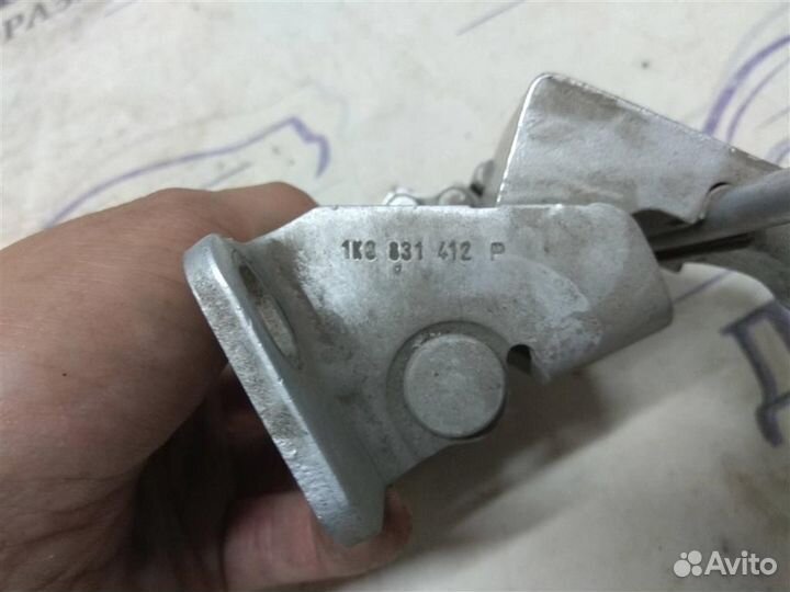 Петля двери передней правой верхняя VW Jetta 2005