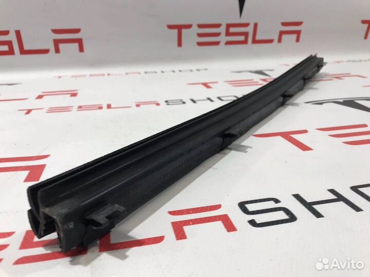 Уплотнитель стекла внутренний двери Tesla Model S