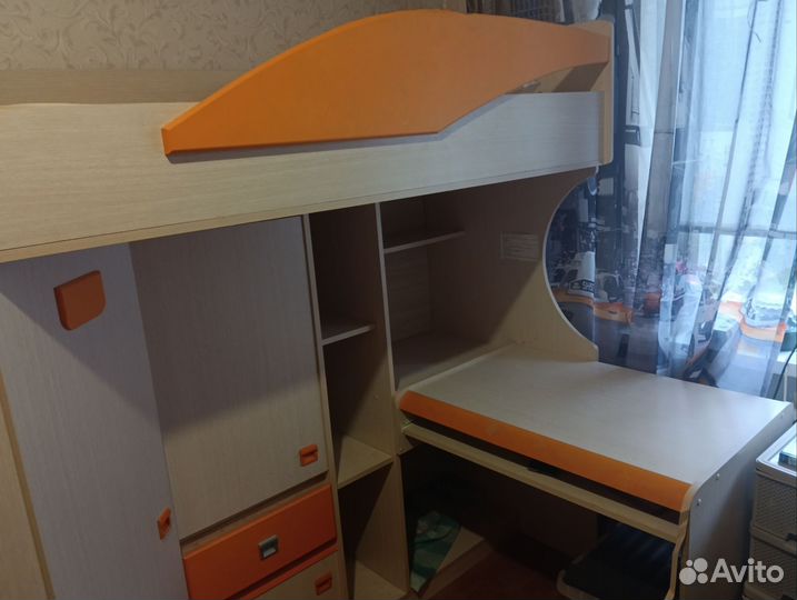 Кровать-чердак со столом и шкафом внизу