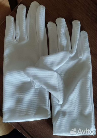 Белые и черные перчатки для верховой езды