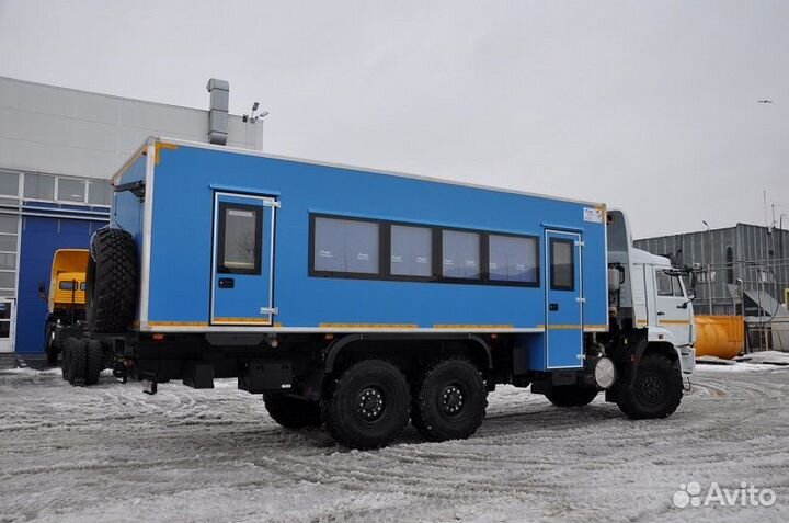 Водитель вахтового автобуса