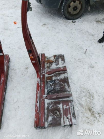 Центральная стойка кузова правая Nissan Murano